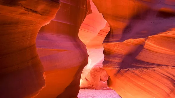 Ingresso a forma di buco della serratura nel canyon antilope superiore, az — Foto Stock