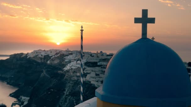 Close-up ao pôr do sol de uma cúpula da igreja em oia, santorini — Vídeo de Stock