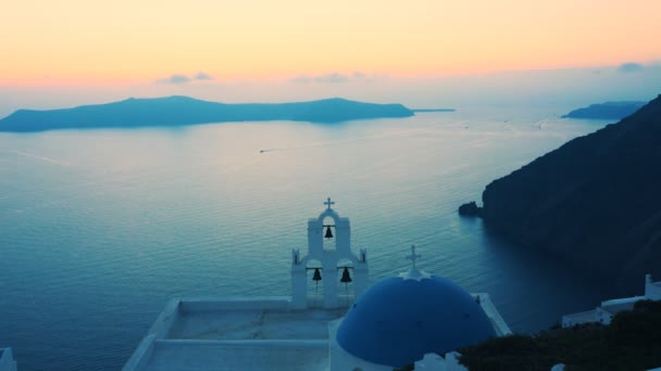 Zonsondergang bij de beroemde drie klokken in Fira, Santorini — Stockvideo