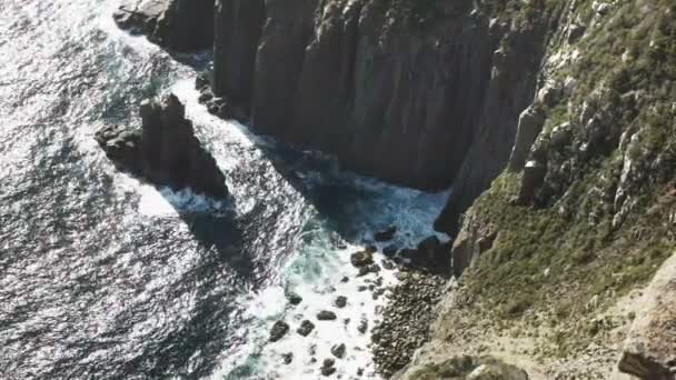 高角度拍摄在海角支柱，塔斯马尼亚的岩石海滩 — 图库视频影像