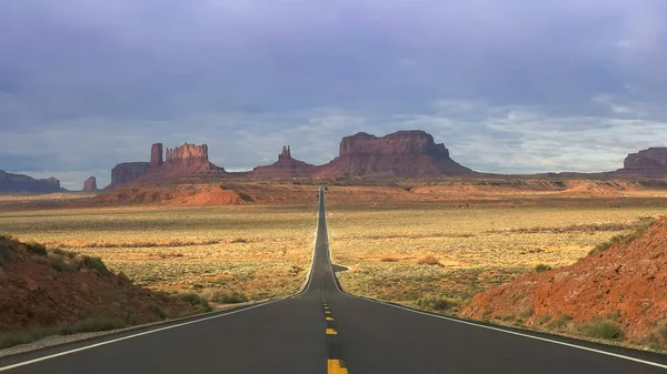 Morning shot of hwy 163 with no cars at monument valley — Stock Photo, Image