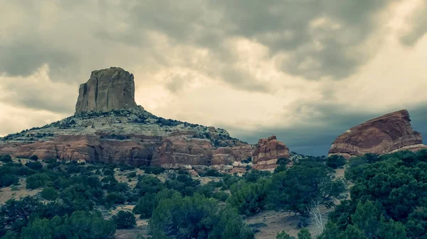 Ein Hoch und Gewitterwolken in der Nähe von Seite, az — Stockfoto