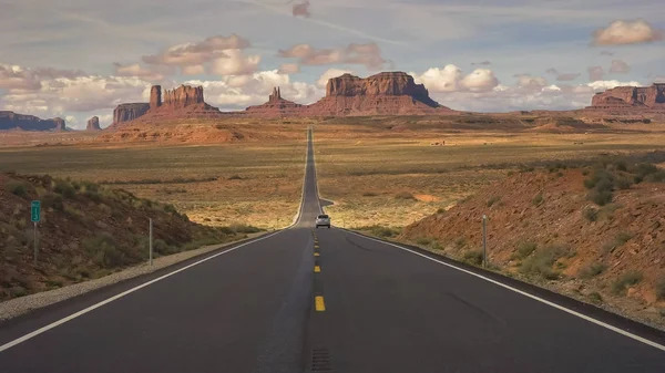 Silver car on highway 163 at monument valley — Stock Photo, Image