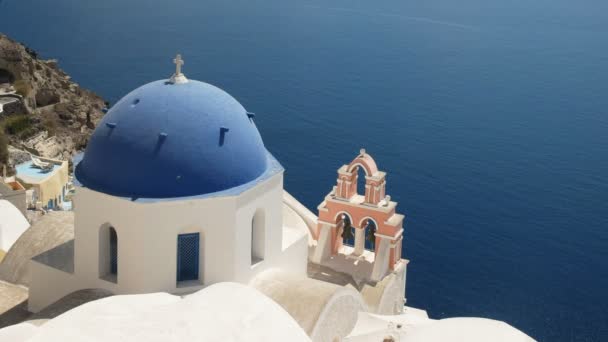 Niebieski Kościół kopuła, różowy łuk i dzwony w Oia, Santorini — Wideo stockowe