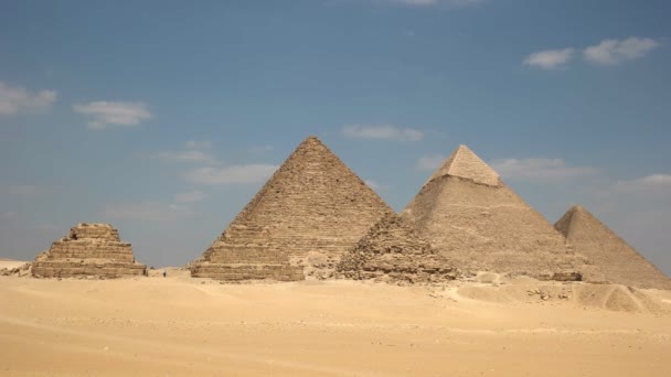 Pyramiderna i Giza nära Kairo, Egypten — Stockvideo