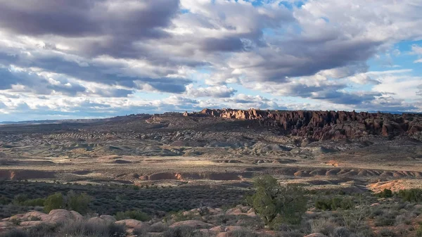 Pozdní odpolední záběr skalních útvarů v obloucích NP, Utah — Stock fotografie