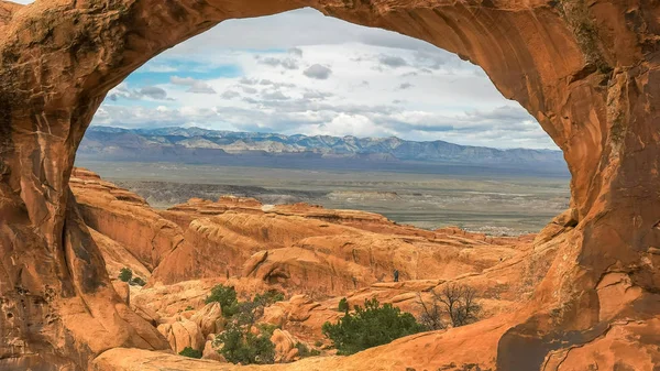 Close up colpo guardando attraverso doppio o arco in utah — Foto Stock