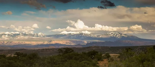 从犹他州峡谷国家公园看拉萨尔山脉的午后美景 — 图库照片