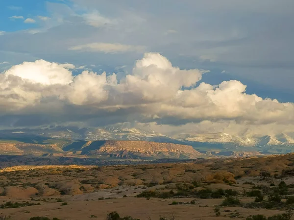 Una nuvola coperto la sal montagne in utah — Foto Stock