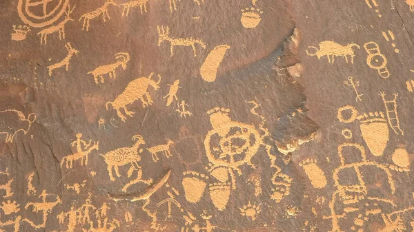 拍摄古代美洲印第安人图纸在犹他州报纸岩石 — 图库照片