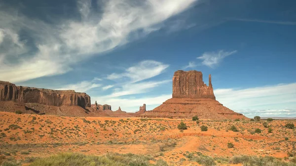 Mitten ovest e sentinella mesa a Monument Valley — Foto Stock