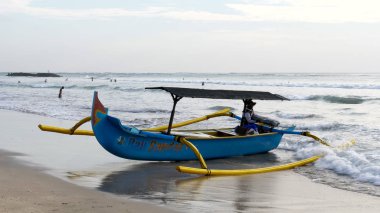 KUTA, İNDONEZYA - 15 Haziran 2017: Kuta sahilinde bir balıkçı teknesinin kapanışı, Bali