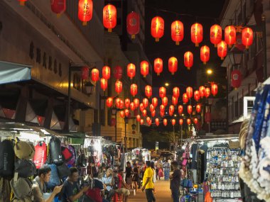 KUALA LUMPUR, MALAYSIA - 14 Haziran 2017: Kuala lumpur 'daki Çin Mahallesi' ndeki bir sokak pazarının gece çekimi