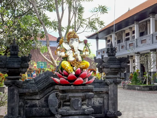 KUTA, INDONESIA - 15 de junio de 2017: estatua de ganesha en una escuela de bali —  Fotos de Stock