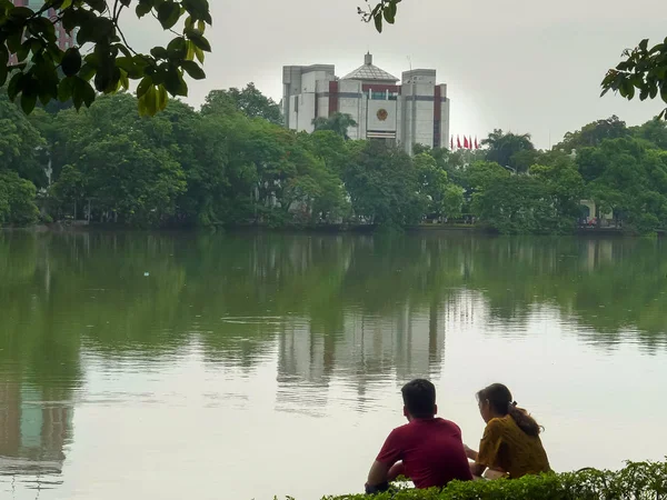 河内，越南 - 2017年6月26日：一对年轻夫妇坐在河内的霍恩基姆湖边 — 图库照片