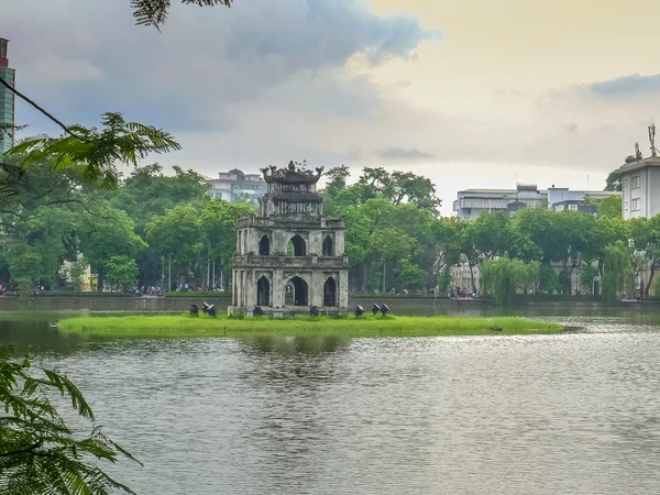 Kaplumbağa kulesi ve Vietnam 'daki Hoan kiem gölü. — Stok fotoğraf