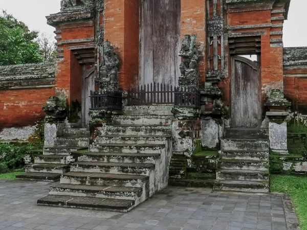 МЕНГВИ, ИНДОНЕЗИЯ - 16 июня 2017 года: ворота кори агунг в храме Таман Аюн на Бали — стоковое фото