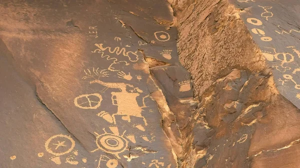 古印度符号在犹他州的报纸岩石 — 图库照片