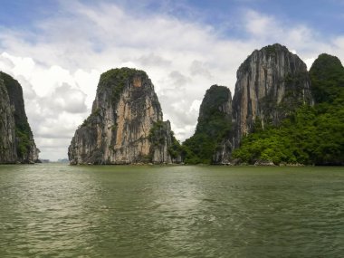 Halong körfezindeki beş tepeli bir yolcu gemisinden manzara.