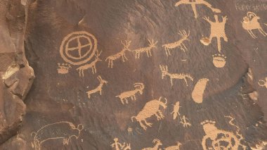 Utah 'taki gazete taşındaki Hint sanatı ve sembolleri.