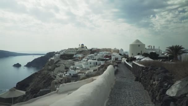Schuss nähert sich dem Dorf Oia, Santorini — Stockvideo
