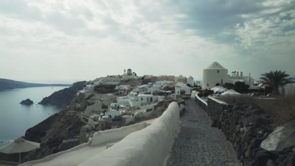 Tiro se aproximando da aldeia de oia, santorini — Vídeo de Stock