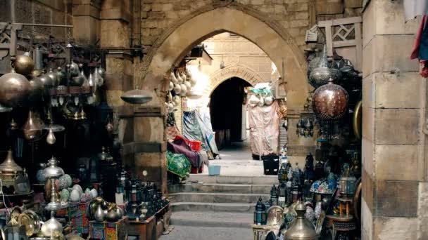 Αγαθά στην αγορά Χαν ελ Χαλίλι στο Κάιρο — Αρχείο Βίντεο
