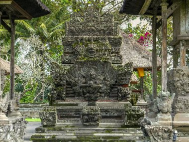 Taman Ayun Tapınağı 'nda taş bir garuda oyması.
