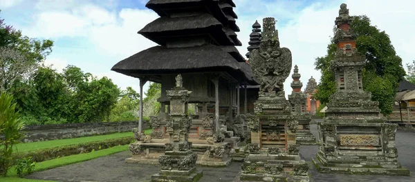 Türme und Pavillons im Tempel Pura Taman Ayun — Stockfoto