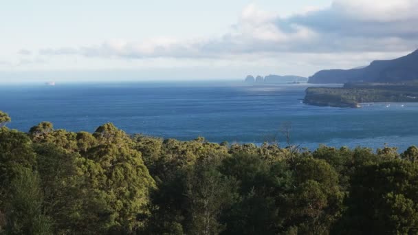 Pirates bay at eaglehawk neck in tasmania — стоковое видео