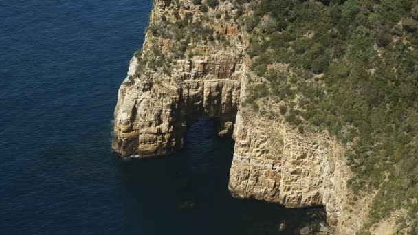 High Angle close-up van een zeeboog bij Cape hauy, Tasmanië — Stockvideo