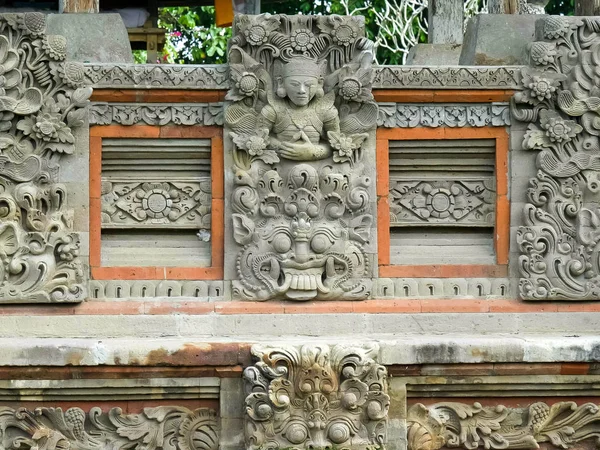 Oude houtsnijwerk in Taman ayun tempel in Bali — Stockfoto