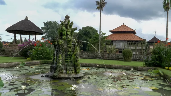 Brunnen in den Gärten des Taman Ayun Tempels — Stockfoto