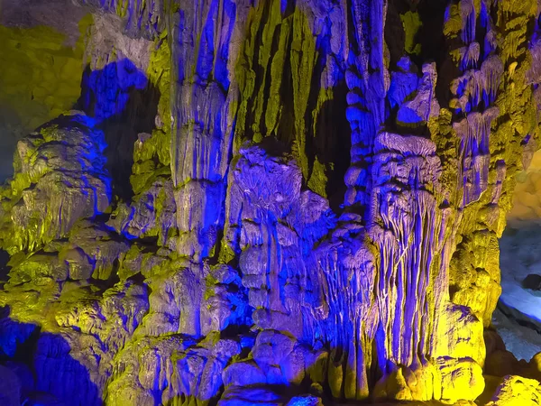 Shot van stalactieten in gezongen sot grot bij Halong baai — Stockfoto