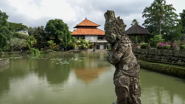 Weitwinkelaufnahme einer Statue und eines Wassergrabens am Tempel Taman Ayun — Stockfoto