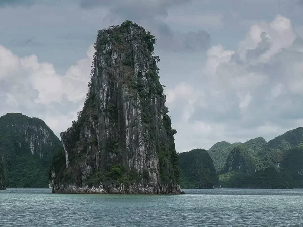 Ilhota em forma triangular na baía de Halong, vietnam — Fotografia de Stock