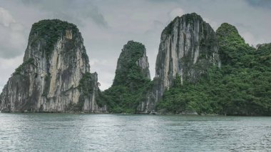 Halong Körfezi 'nde üç tepe ve kireçtaşı kayalığı