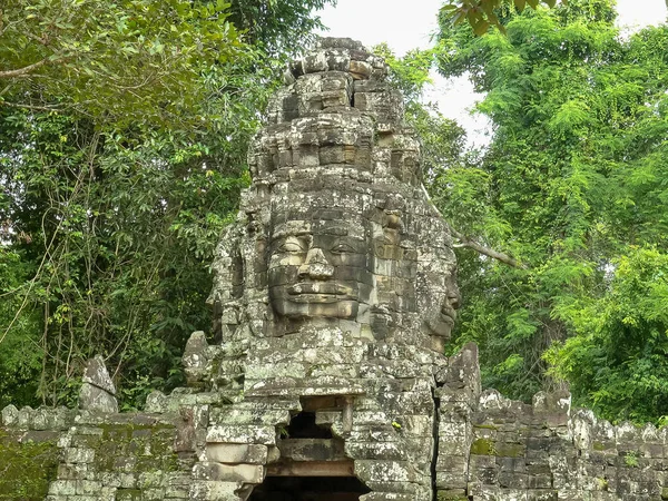 Vista frontal de una cara gigantesca por encima de una puerta en banteay kdei templo en angkor wat —  Fotos de Stock