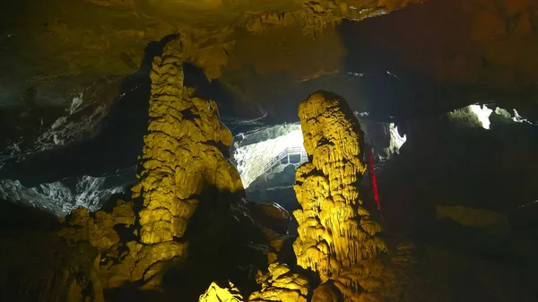 Deux stalagmites à l'intérieur de la grotte de sot chantée à Halong Bay — Photo