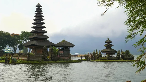 Ulun danu beratan templo enmarcado por bambú en bali — Foto de Stock