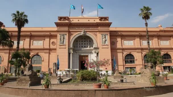 Toma de la tarde del exterior del museo de antigüedades egipcias en cairo — Vídeo de stock