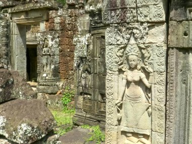 Angkor w 'daki Banteay Kdei Tapınağı' nda iki devata 'nın eğimli manzarası.