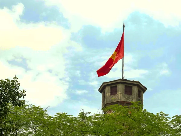 Tiro da torre de bandeira de vietnam em hanoi — Fotografia de Stock