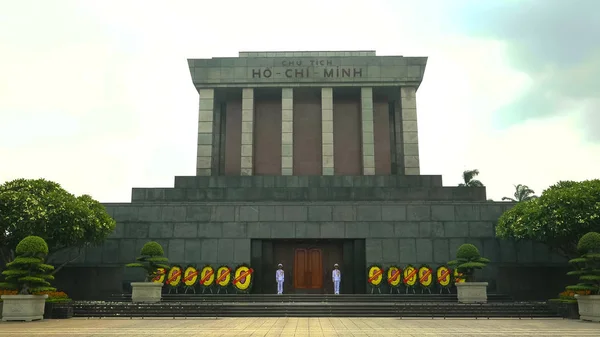 HANOI, VIETNAM - JUNE 28, 2017：close up of ho chi minhs mausoleum in hanoi — 图库照片