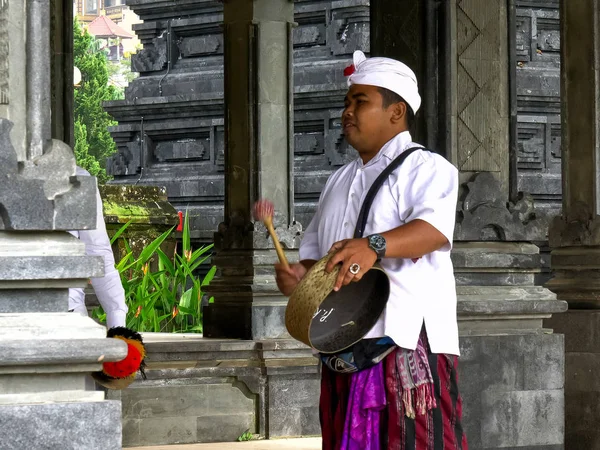 TABANAN, INDONESIEN - 16. JUNI 2017: Nahaufnahme eines Gongspielers im ulun danu beratan Tempel — Stockfoto