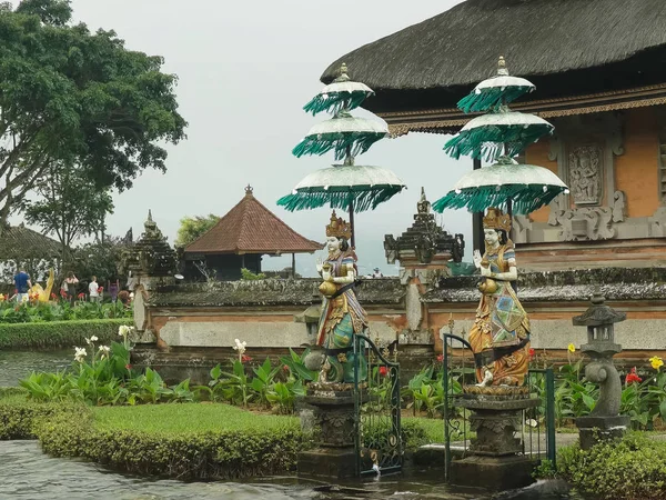 Paar Statuen im ulun danu beratan Tempel auf Bali — Stockfoto