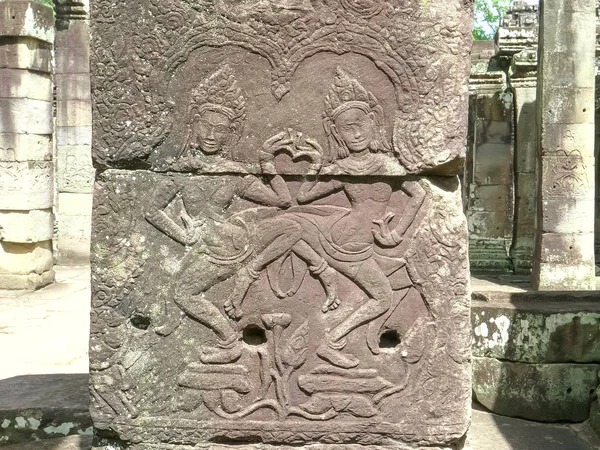 Laag reliëf van twee apsara dansers bij banteay kdei tempel, angkor wat — Stockfoto