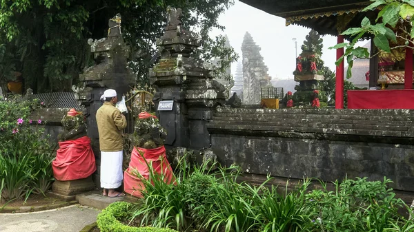 TABANAN, INDONESIA- JUNHO, 16 2017: tiro largo de um devoto no templo ulun danu bratan em bali — Fotografia de Stock