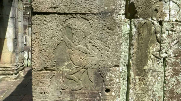 Baixo relevo de um dançarino no templo banteay kdei, angkor wat — Fotografia de Stock