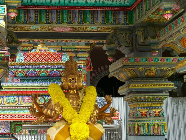 BANGKOK, THAILAND- 21 HAZİRAN 2017: Sri Maha Denizcilik Tapınağı 'nda kadife çiçekli Hindu tanrısı, Bangkok — Stok fotoğraf